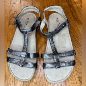 New with out tags Taos Footwear Women's party leather Sandals